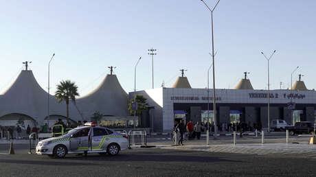 Arrestan en Egipto a un británico por abusar sexualmente de un aduanero y sus amigos afirman que solo le dio unas palmadas en la espalda