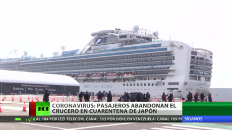 Pasajeros sanos abandonan el crucero en cuarentena por el coronavirus en Japón