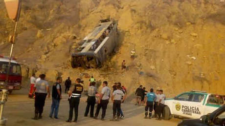 8 personas muertas y más de 30 heridas tras caer un bus a un abismo con hinchas del Barcelona SC en Perú