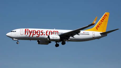 VIDEO: Evacuan a un avión con 163 pasajeros, después de que se incendiara uno de sus neumáticos durante el aterrizaje en Alemania