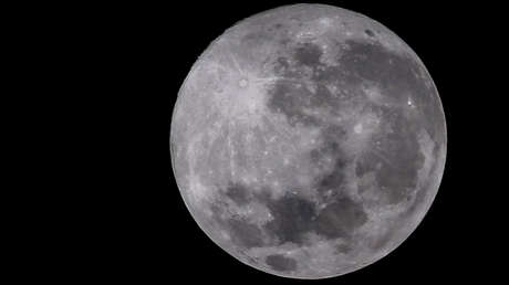 Encuentran la manera de extraer información de un grano lunar igual de ancho que un cabello humano