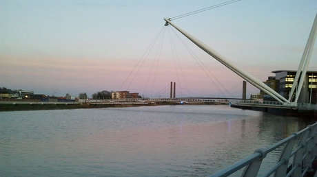 Un increíble 'timelapse' muestra cómo el nivel del agua de un río británico sube tanto que alcanza el puente durante la tormenta Dennis