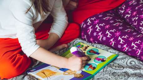 Una niña de 2 años salva la vida de su mamá usando sus dedos para desbloquear el teléfono y pedir ayuda