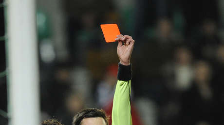 Expulsan a un entrenador italiano por agredir a uno de sus jugadores en medio de un ataque de furia (VIDEO)