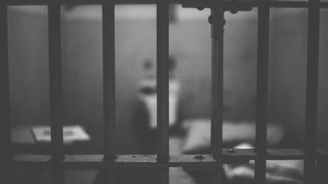 Un hombre sufre un derrame cerebral pero es acusado de intoxicación pública y puesto en una celda durante 18 horas (VIDEO)