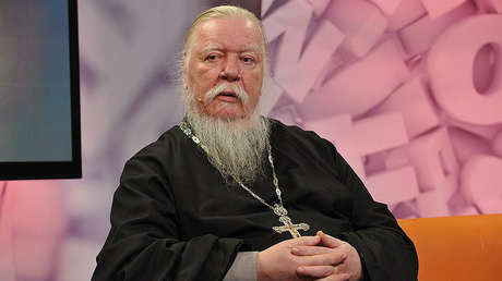 "Prostitutas gratuitas": las palabras de un arcipreste ruso sobre las mujeres en parejas de hecho causan indignación