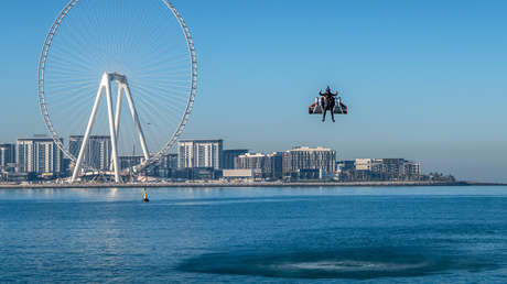 "Un importante hito": Un hombre sobrevuela Dubái a 240 kilómetros por hora (VIDEO)