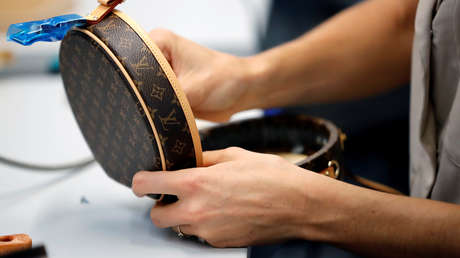 Aparece en una escuela de EE.UU. el bolso de una estudiante de 1957