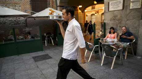 VIDEO: Un camarero cae al suelo con cuatro platos y se las apaña para no soltar ninguno