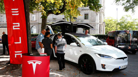 El piloto automático de Tesla salva a varias personas de ser aplastadas por un árbol durante la tormenta Dennis