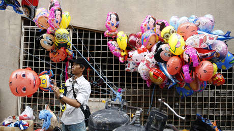VIDEO: Un vendedor de globos acaba en el hospital con quemaduras de segundo grado por una 'broma'