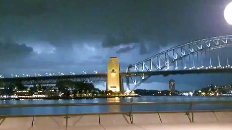 VIDEO: Un avión vuela a través de una poderosa tormenta eléctrica en Australia