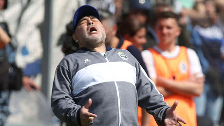 VIDEO: Maradona recibe una 'misteriosa sustancia' en pleno partido de su equipo y se desata la polémica