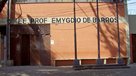 VIDEOS: Policías agreden a dos alumnos de una escuela en Brasil y apuntan con un arma a los estudiantes que observan la violenta escena