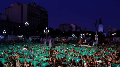 Feministas de Argentina renuevan la lucha por la legalización del aborto con debate y pañuelos verdes en alto