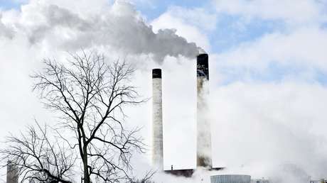 VIDEO, FOTOS: Una nevada 'industrial' generada por dos fábricas cubre una ciudad de EE.UU.