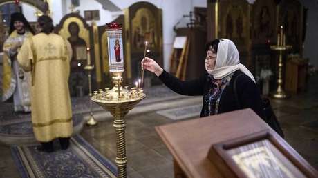 VIDEO: Un sacerdote de la Iglesia ortodoxa rusa bendice a su feligreses a manguerazos