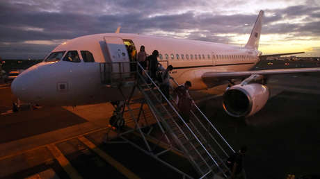 "Cuando tienes mucho miedo al coronavirus": Graban a una pareja envuelta en plástico durante un vuelo por Australia (VIDEO)