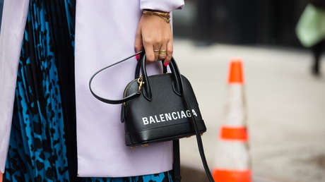 VIDEO: Balenciaga presenta su nueva colección con un inquietante informativo de ciencia ficción en el que todos hablan sin emitir sonidos