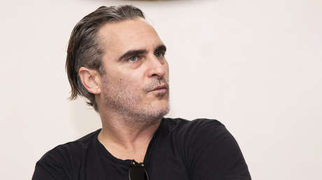 VIDEO: Joaquín Phoenix salva a una vaca y a su cría recién nacida de "una terrible muerte"