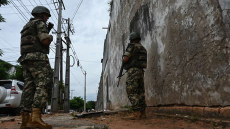 Difunden las primeras imágenes que vinculan a los guardias de una cárcel con la fuga de 75 reos en Paraguay (VIDEO)