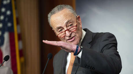 VIDEO: El senador Schumer admite haber gastado más de 8.600 dólares en pasteles de queso y sorprende con un gesto inesperado en plena rueda de prensa