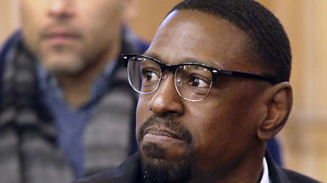 Un hombre que pasó 23 años en prisión tras ser condenado erróneamente recibe más de 1,5 millones de dólares de compensación