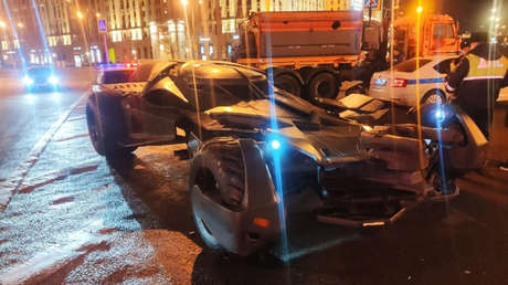 VIDEO, FOTOS: Un 'batimóvil' casero recorre las calles de Moscú y termina confiscado por la Policía