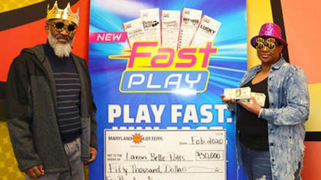 Mujer vuelve a la tienda a comprar unos grisines para su nieto, es tentada con una nueva lotería y gana 50.000 dólares