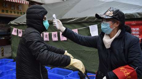 VIDEO: Un médico chino hace respiración artificial a un hombre desmayado en un supermercado en plena epidemia de coronavirus y es elogiado como héroe