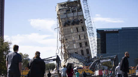 La torre inclinada, que sobrevive a todos los intentos de destruirla hasta con explosivos, recibe elogios y burlas en las redes (FOTOS, VIDEOS)