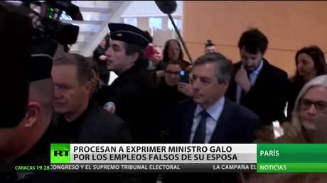 Procesan a un ex primer ministro francés por los empleos falsos de su esposa