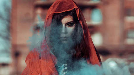 Una modelo pierde la vista tras hacerse un tatuaje en los ojos y ahora el tatuador se enfrenta a 3 años en cárcel