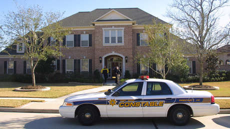 Se hacía selfies con un arma y accidentalmente disparó contra el niño que cuidaba