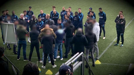 Cansados de las derrotas, 'hooligans' irrumpen en el entrenamiento de su equipo y dan una charla técnica a los futbolistas y al entrenador