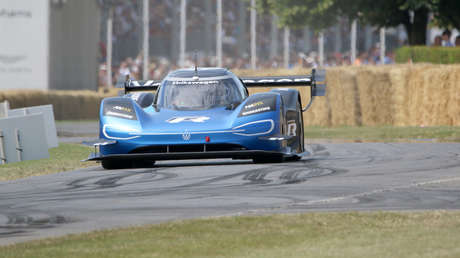 VIDEO: El coche eléctrico Volkswagen ID. R humilla a un superdeportivo McLaren en una espectacular carrera