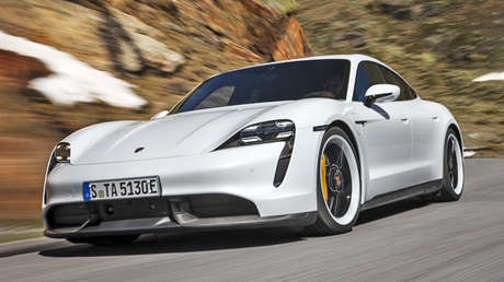 VIDEO: Así 'vuela' un potente Porsche eléctrico por una autopista sin límite de velocidad