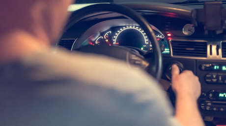 Taxista informal chileno entrega a la policía objetos robados por pasajeros y lo detienen por el delito de "receptación"