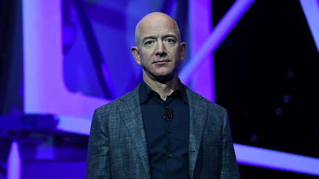 ¿Podría Jeff Bezos levantar todo su dinero si fuera arroz? Un bloguero busca la respuesta, y el resultado es impresionante (VIDEO)