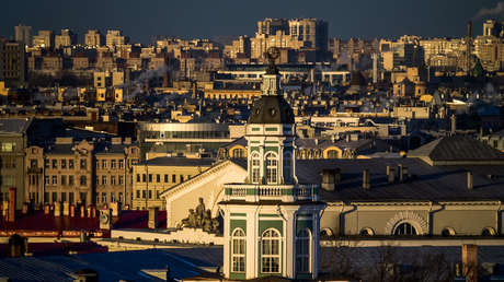 Robots, tortugas voladoras y palomas enormes: artista ruso muestra en su cuenta surrealista de Instagram 'la vida cotidiana' de su ciudad (FOTOS)