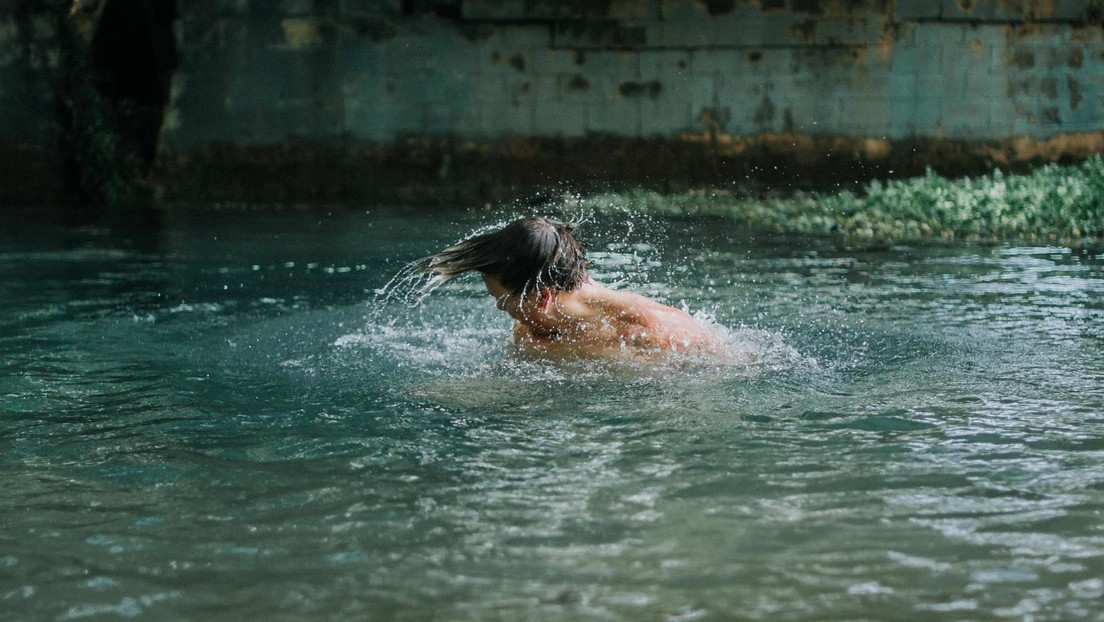 Presos convierten el patio de una cárcel de Ecuador en piscina y se lanzan a nadar (VIDEOS)