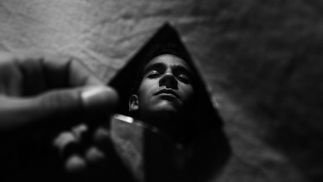 VIDEO: Entra a robar a un campo de tiro y huye tras asustarse de su propio reflejo en el espejo