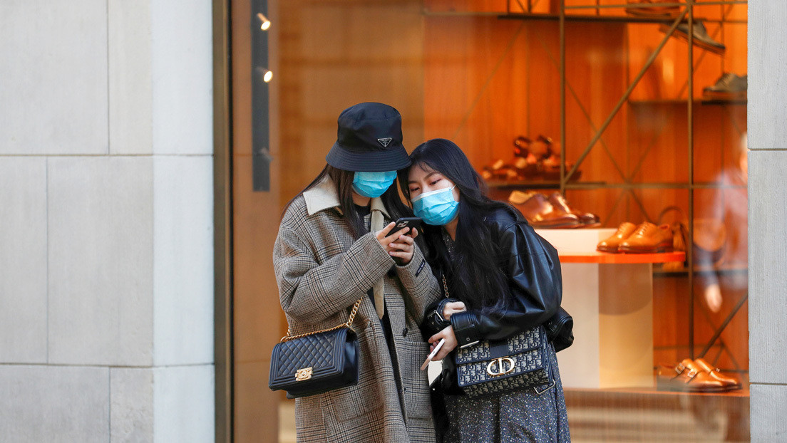 ¿Cuánto tiempo puede sobrevivir el coronavirus en la pantalla de un teléfono móvil?