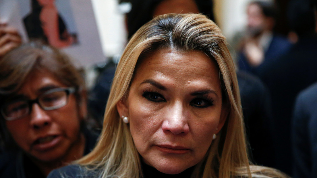 VIDEO: Una multitud le grita "asesina" a Jeanine Áñez a la salida de un evento en Bolivia y la Policía les reprime con gas lacrimógeno