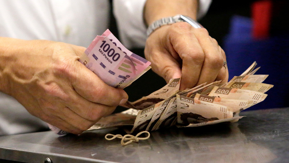 El peso mexicano cae más de un 2 % en la apertura de operaciones por el miedo al coronavirus