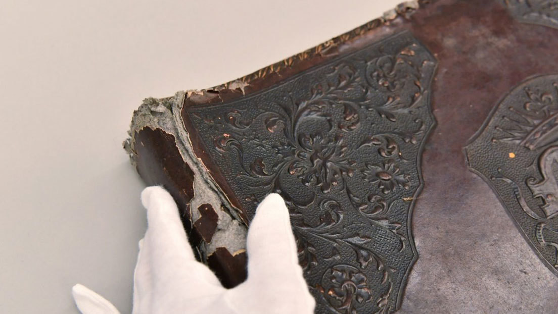 Compra un álbum de fotos antiguas en un mercadillo y descubre que se hizo con piel humana