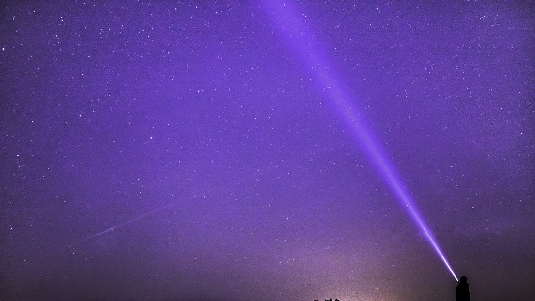 VIDEO: Una hilera de satélites Starlink surca el cielo de EE.UU... y la gente creyó que veía ovnis