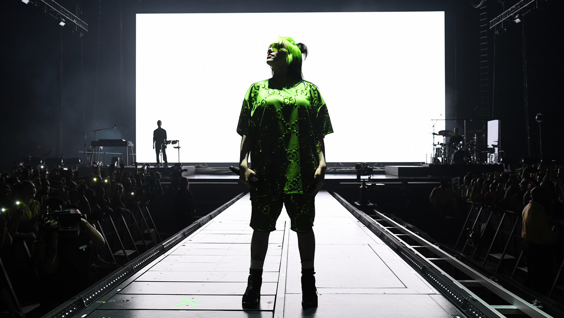 Billie Eilish se quita la camiseta en un video durante un concierto para protestar contra el 'body shaming' (VIDEO)