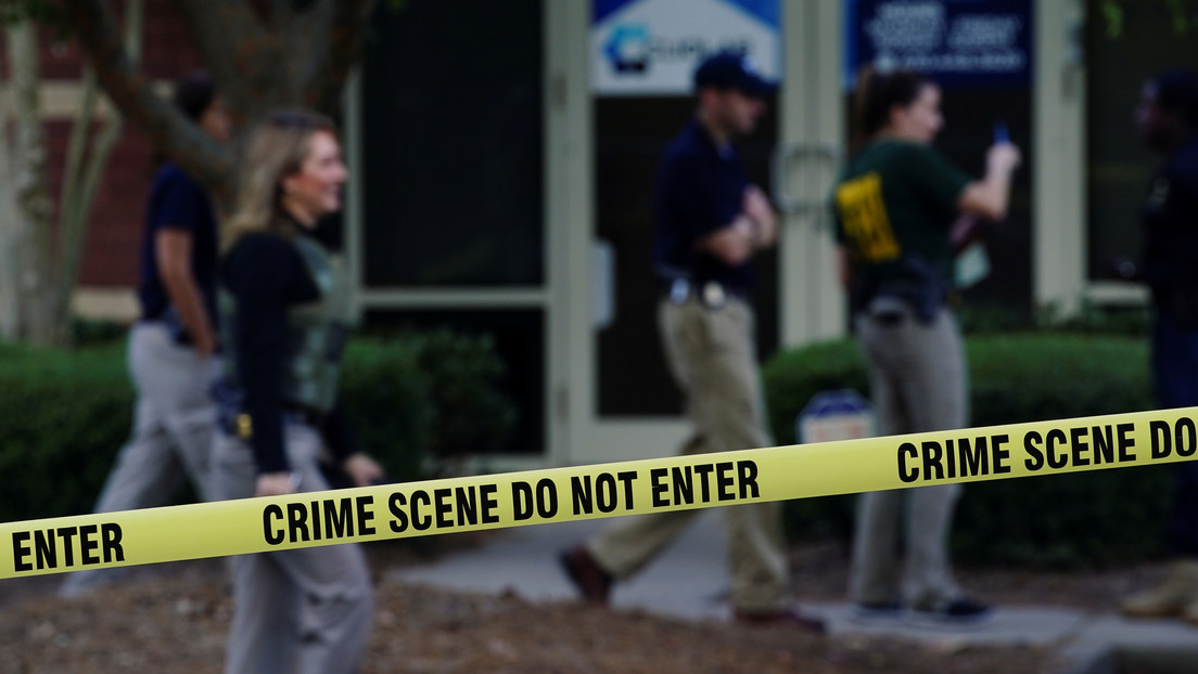 La Policía de EE.UU. sorprende al pedir a criminales que dejen de delinquir por el covid-19 en un mensaje acompañado por un meme con Barney Stinson