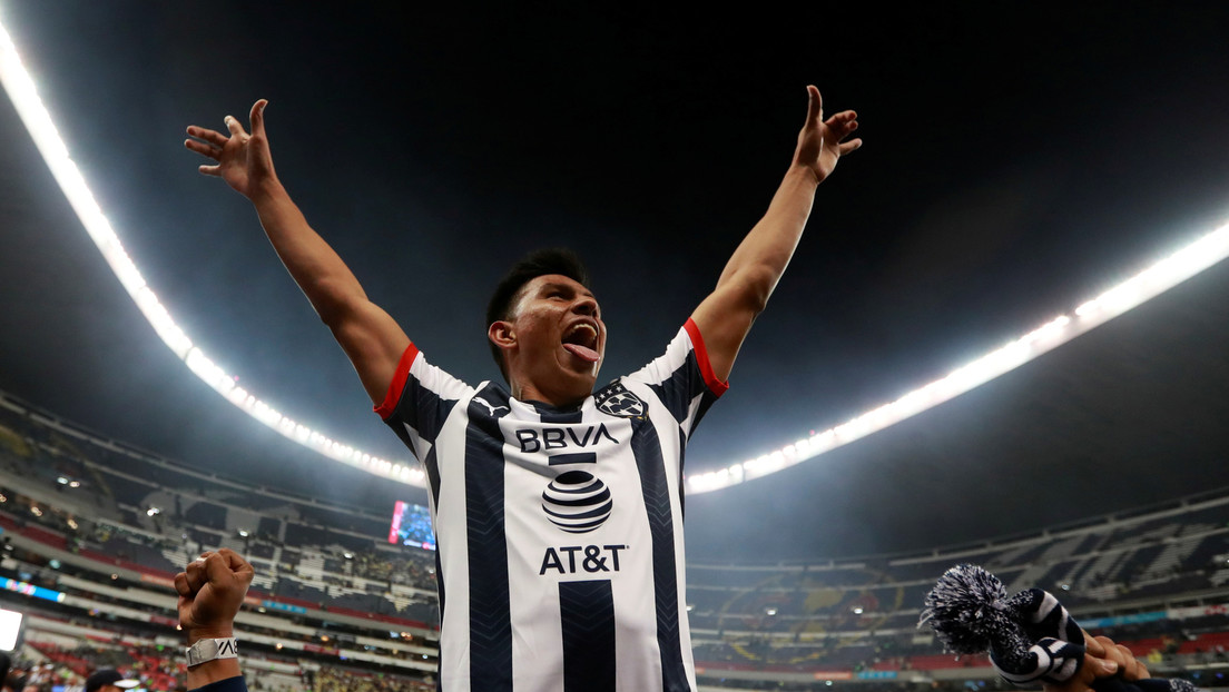 Futbolista mexicano bromea con el coronavirus y tose frente a periodistas